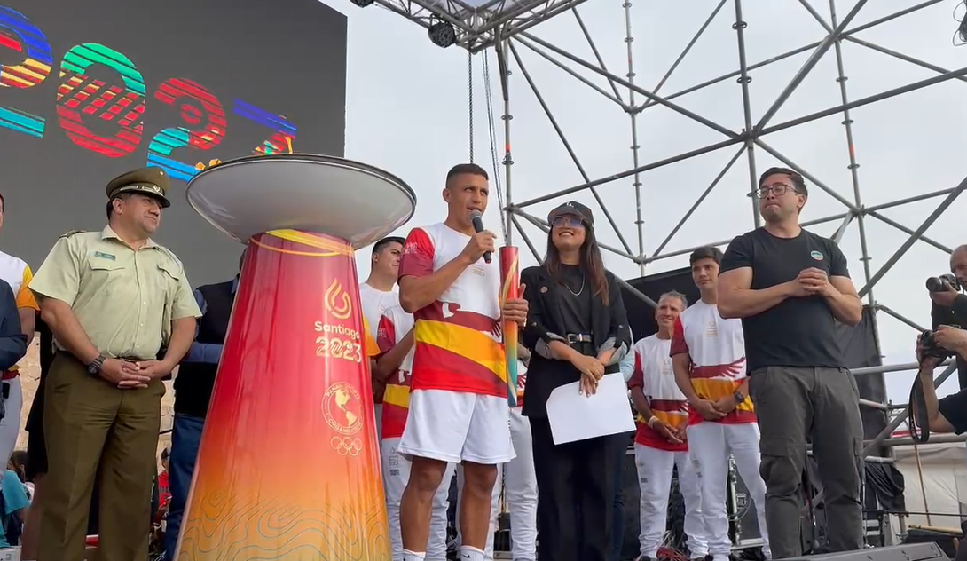 Alexis Sánchez Cautiva a los Fanáticos al Cerrar el Paso de la Antorcha ...